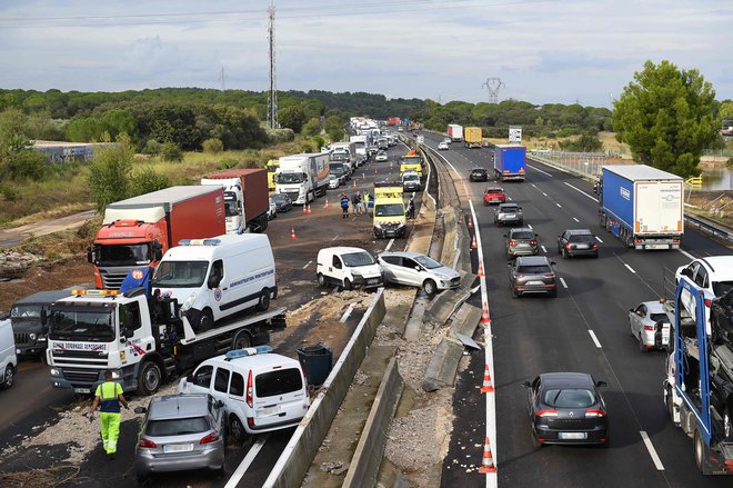 Na avtocesti A9 v Bernisu na jugu Francije je zaradi močnega deževja prišlo do verižnega trčenja, saj je začela na avtocesti zastajati voda. FOTO: Sylvain Thomas/Afp<br />
&nbsp;