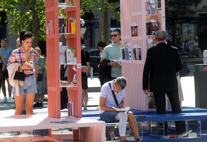 Premični paviljon s knjigami evropskih avtorjev sredi Beograda v lepih sončnih dneh nikoli ne sameva.<br />
FOTO: Dragan Stanković