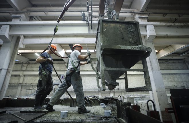 V podjetju so razvili tudi okolju prijazen, lahek samozgoščevalni beton, zeleni beton, za katerega so leta 2016 prejeli nagrado za inovacijo. FOTO: Jože Suhadolnik/Delo