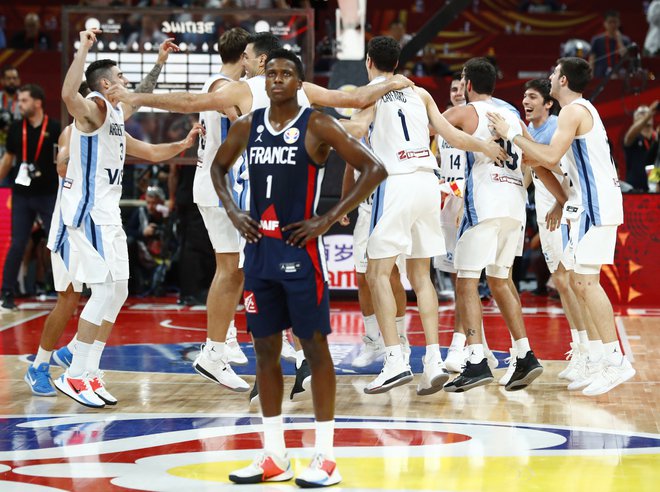 Argentinski košarkarji slavijo po zmagi v polfinalu SP 2019 nad Francijo in Frankom Ntilikino (na fotografiji). FOTO:&nbsp;Thomas Peter/Reuters