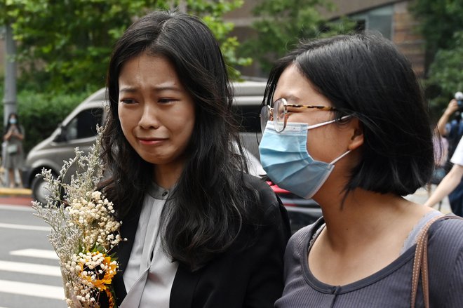 Zhou Xiaoxuan, znana tudi kot Xianzi, je bila po odločitvi sodišča zelo razočarana. FOTO: Greg Baker/AFP