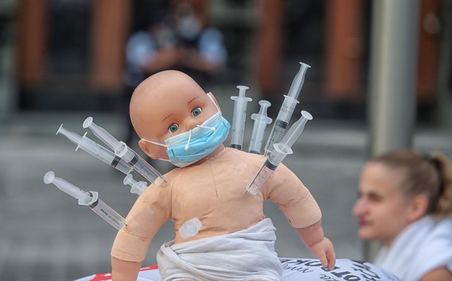 Protesti na Trgu republike proti uvedbi PCT pogojev v javnem življenju. FOTO: Blaž Samec/Delo