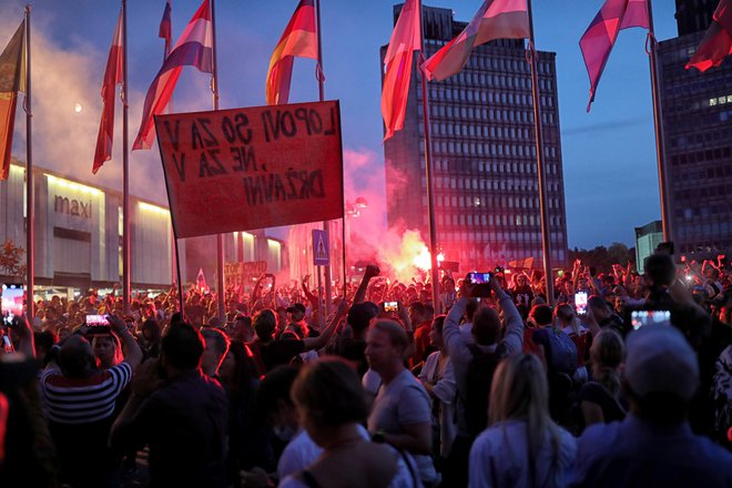 Protesti na Trgu republike proti uvedbi PCT pogojev v javnem življenju. FOTO: Blaž Samec/Delo