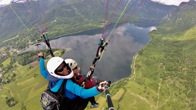 Dih jemajoč polet z Vogarja je tudi precej brezskrben za sopotnika v tandemu. Vse izkušnje in znanje morajo namreč imeti licencirani piloti. FOTO: Loopteam