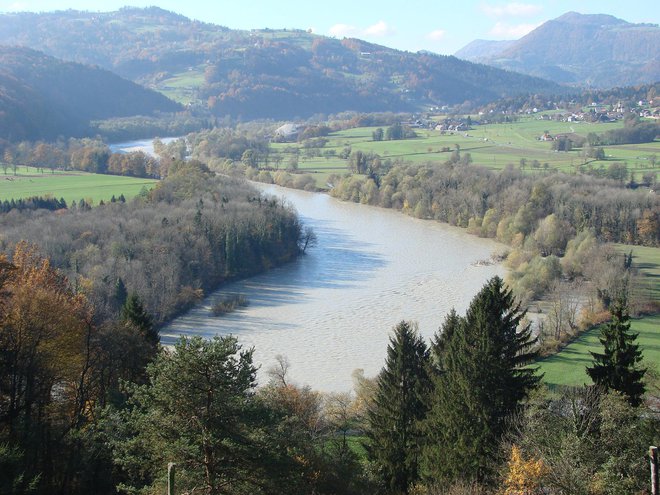 V pretočnem akumulacijskem jezeru med Krškim in Brežicami na Savi je bilo odkritih 1,2 mikroplastičnega delca na kubični meter. FOTO: Bojan Rajšek/Delo