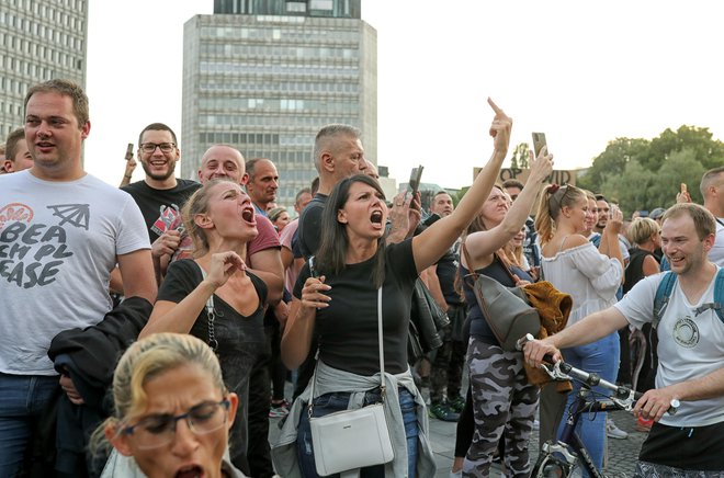 V sredo so na protestnem shodu proti uveljavitvi pogojev PCT v Ljubljani izbruhnili  incidenti. FOTO: Blaž Samec/Delo