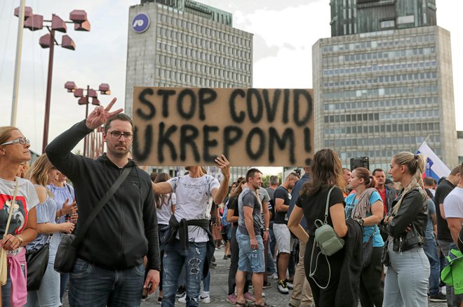 Protestniki so bili kritični do zahtevanih pogojev PCT za opravljanje in uporabo tako rekoč vseh dejavnosti. FOTO: Blaž Samec/Delo