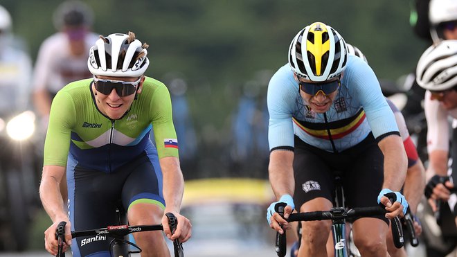 Wout van Aert (desno), ki je na cestni dirki na OI v boju za srebro ugnal Tadeja Pogačarja, je prvi favorit SP. FOTO: Christian Hartmann/Reuters