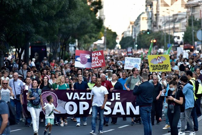 Ekologija je v Srbiji postala pomembna družbena tema. Združenje Eko straža je takole nedavno ustavilo promet v Beogradu s protestom za čist zrak. V ospredju v beli majici je Bojan Simišić, ki je na svoji koži občutil, kako težko se je boriti za čisto okolje. Foto Eko straža