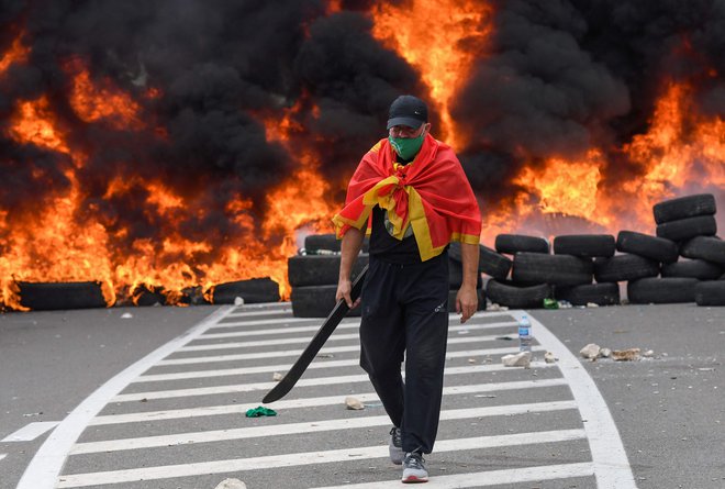 Prizor iz protesta proti inavguraciji poglavarja srbske pravoslavne Cerkve v Cetinju.FOTO: Savo Prelević/ Afp