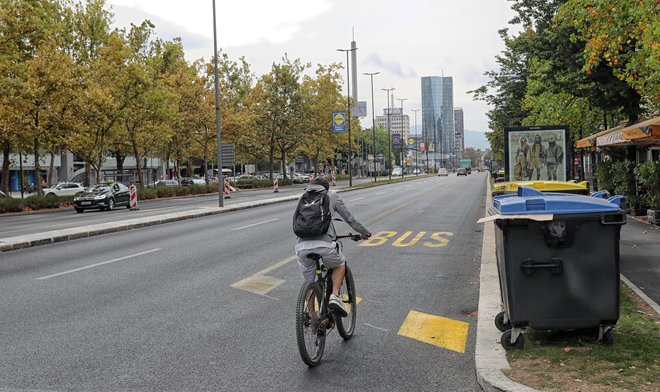 Kolesar na vozišču, ker križišče Dunajske in ulice Bežigrad še obnavljajo? FOTO: Blaž Samec/Delo