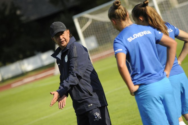 Selektor Borut Jarc z varovankami začenja nov kvalifikacijski ciklus. FOTO: Drago Perko