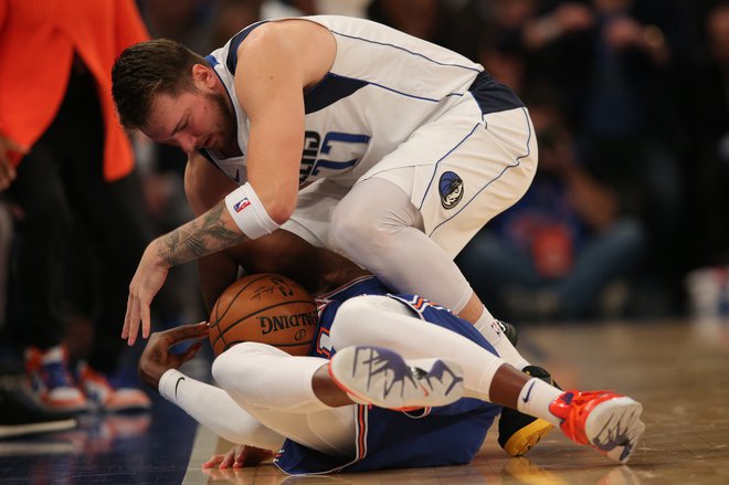 Dončić in Ntilikina med obračunom v ligi NBA. FOTO: USA Today Sports