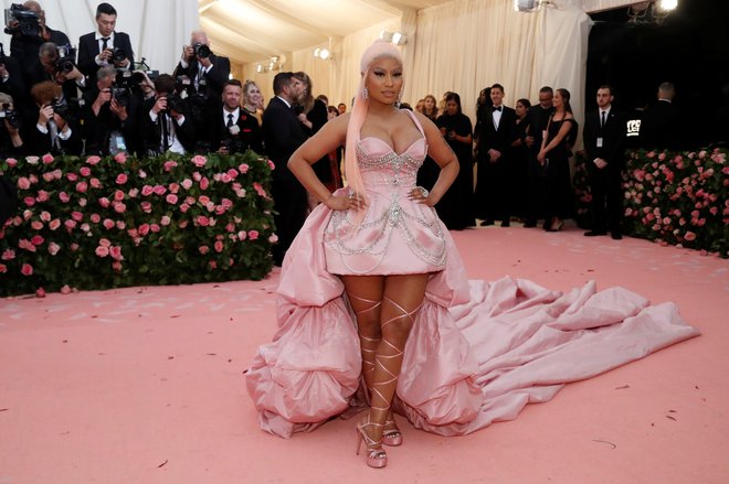 Takšna se je Nicki Minaj na Met Gala pojavila pred dvema letoma, letos je udeležbo zavrnila. Kot je čivknila, zaradi tega, ker je bil pogoj cepljenje, a več dvoma je vzbudila s tvitom o izkušnji bratrančevega prijatelja. FOTO: Mario Anzuoni/Reuters