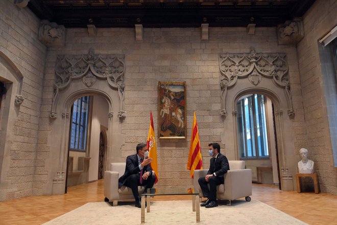 Srečanje med Pedrom Sánchezom in Perom Aragonèsom ter posameznimi ministri z obeh strani je marsikoga vznejevolilo.<br />
Foto Lluis Gene/Afp