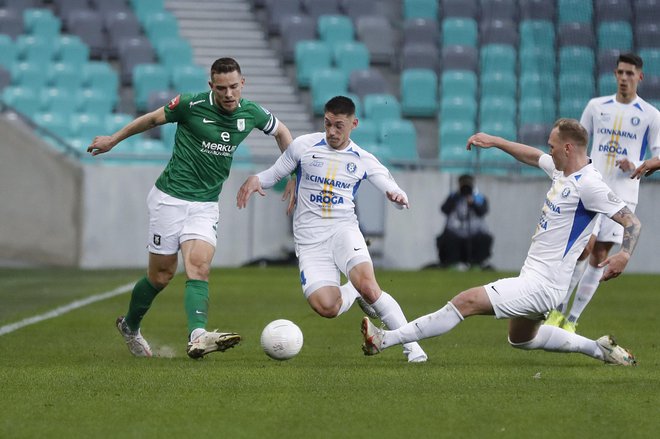 Olimpija brez kaznovanega kapetana Timija Maxa Elšnika (levo) in Celje bosta nocoj v Stožicah izpoeljali prvega od treh derbijev moštev z vrha 1. SNL. FOTO: Leon Vidic/Delo