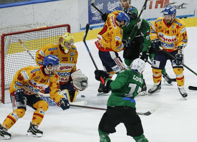 Hokejisti SŽ Olimpije so sklenjenih glav zapustili led v Innsbrucku. FOTO: Jože Suhadolnik/Delo