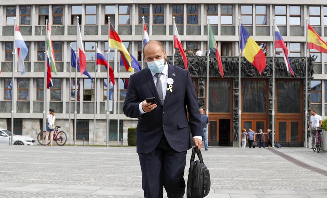 Z ministrstva za zdravje, ki ga vodi Janez Poklukar, niso odgovorili, ali bodo pred uveljavitvijo odloka PC ustrezno spremenili zakon o nalezljivih boleznih. FOTO: Matej Družnik/Delo