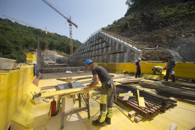 Dolina Glinščice zaradi utesnjenosti onemogoča delo več gradbenih ekip, zato nastajajo majhne zamude. Foto Jure Eržen