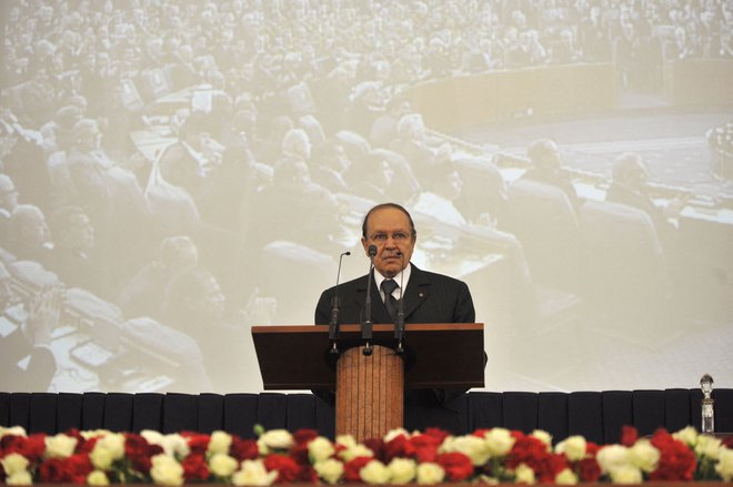 Abdelaziz Bouteflika leta 2009, ko je zaprisegel za tretji predsedniški mandat. FOTO: Fayez Nureldine/Afp