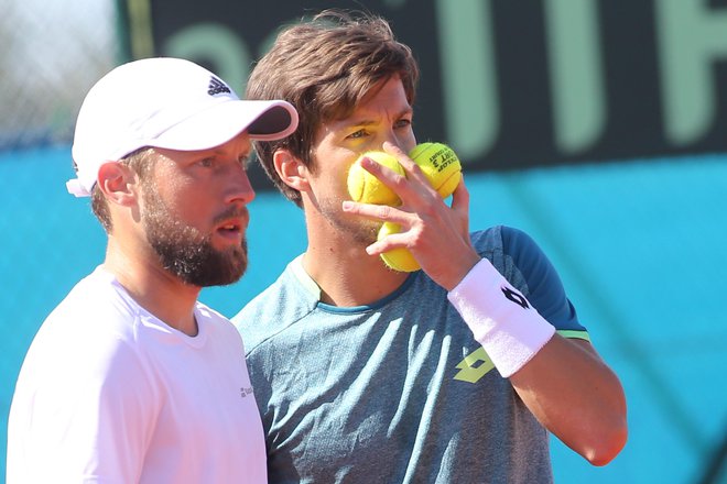 Tom Kočevar Dešman (levo) je brezhibno nalogo proti Paragvaju za Davisov pokal, naš vodilni teniški igralec Aljaž Bedene pa se je tokrat znašel le v vlogi navijača. FOTO: Tomi Lombar/Delo