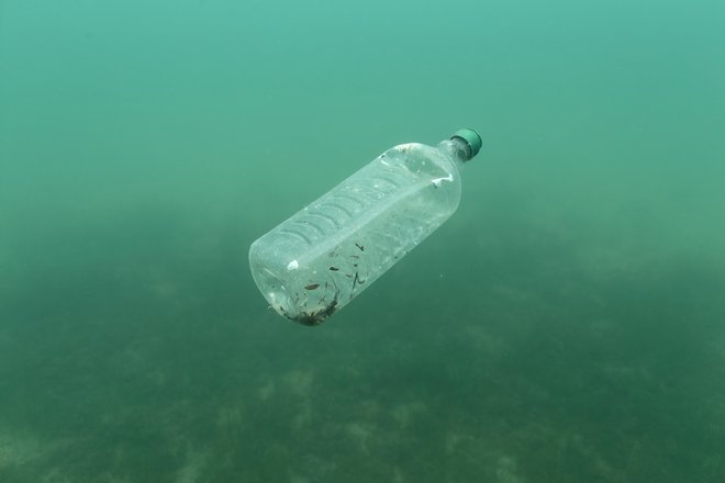 Plastenke so eden najpogostejših plastičnih odpadkov v morju. Nekatere države so se pri njih odločile za dodaten sistem kavcij, Slovenija ne. FOTO: Antonio Bronic/Reuters