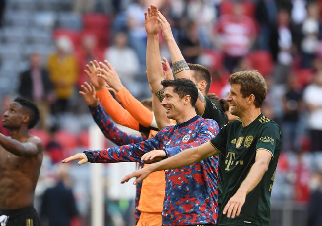 FOTO: Thomas Müller in Robert Lewandowski (z desne) proslavljata zmago nad Bochumom, nekdanjim klubom Aleksandra Knavsa in Zlatka Dedića, ki se je letos vrnil med elito. FOTO: Andreas Gebert/Reuters