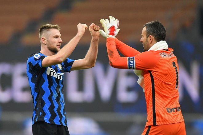 Samir Handanović in Slovaški obrambni steber Milan Škrinjar sta v najučinkovitejšem moštvu italijanskega prvanstva Interju nepogrešljiva moža FOTO: Daniele Mascolo/Reuters