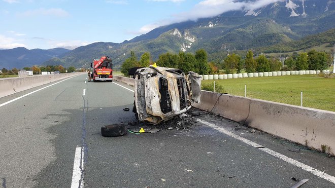 Vozilo je po trčenju v odbojno ograjo zagorelo. FOTO: PU Kranj