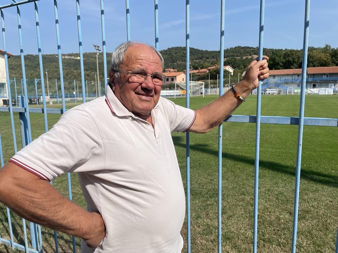 &raquo;V Dekanih imam stadion zraven doma. Tukaj vsako popoldne tečem bos po mehki travi,&laquo; pravi Karlo Emeršič, starosta med slovenskimi nogometnimi funkcionarji. FOTO: Rok Tamše/Delo