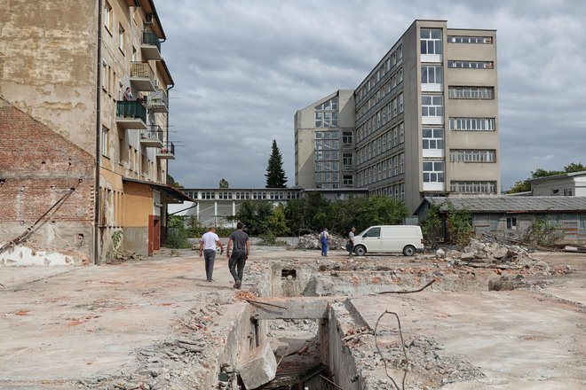 Na Topniški ulici so se rušitvena dela začela že poleti, gradbeno dovoljenje naj bi pridobili do konca leta. FOTO: Blaž Samec /Delo