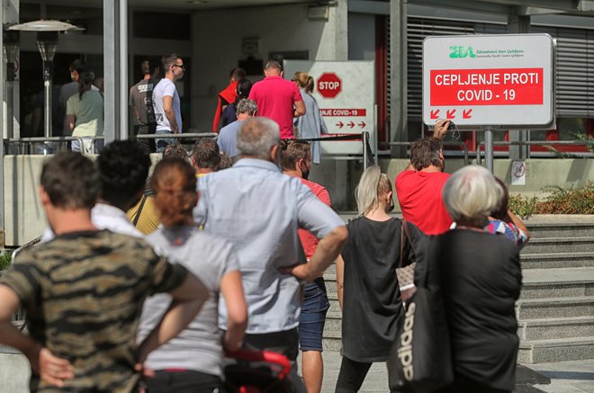 V ZD Ljubljana so pozorni na zlorabe, zato pri cepljenju preverjajo tudi identiteto posameznikov in zahtevajo osebni dokument. FOTO: Blaž Samec/Delo