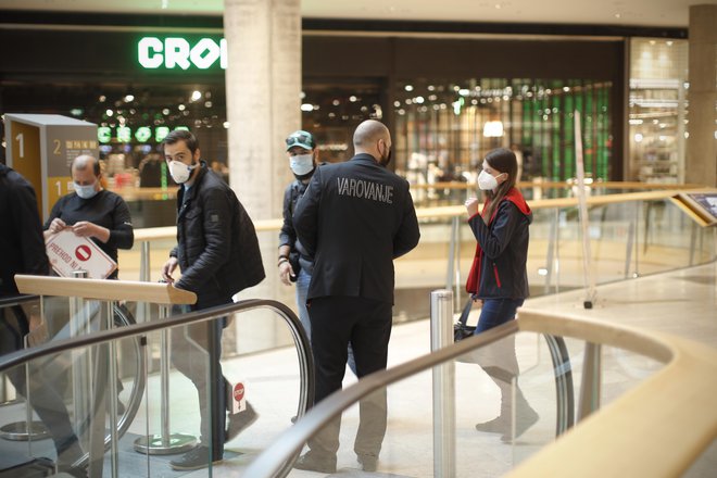 Nove obveznosti finančno bremenijo trgovce, spremeniti morajo organizacijo dela in najeti nadzornike PCT. FOTO: Jure Eržen/Delo