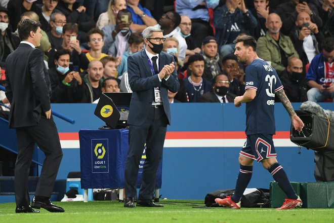 Messi gleda proti trenerju Pochettinu po menjavi na tekmi z Lyonom. Na prvi gol oziroma podajo v dresu PSG še čaka. FOTO: Alain Jocard/AFP