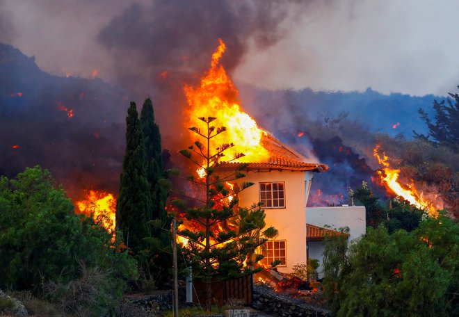 Poleg lave, ki uničuje vse, kar ji stoji na poti, povzročajo skrbi tudi požari. FOTO: Borja Suarez/Reuters