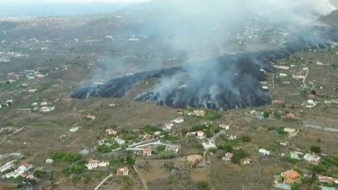 Lava bi lahko morje dosegla danes zvečer. FOTO: Reuters