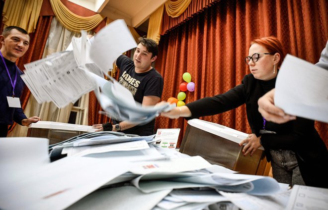 Števci glasov ugotavljajo, da bo dosedanja vladajoča stranka Združena Rusija spet imela ustavno večino v spodnjem domu ruskega parlamenta.&nbsp;FOTO: Aleksander Nemenov/AFP