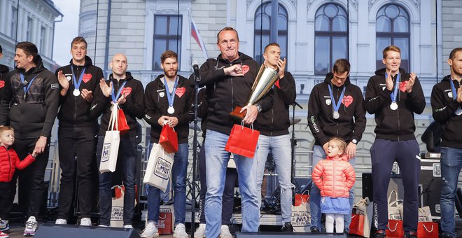 Srebrni odbojkarji so dočakali lep sprejem na Kongresnem trgu. FOTO: Jože Suhadolnik