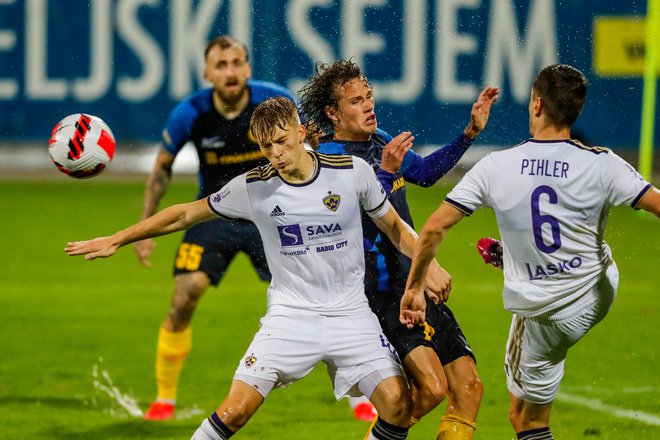 V četrtkovem štajerskem derbiju v Ljudskem vrtu bo Mariborčane vodil začasni trener Radovan Karanović, Celjane pa morda zadnjič Agron Šalja. FOTO: Leon Vidic/Delo