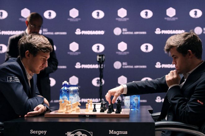 Magnus Carlsen (desno) je že dolgo vladar šahovskih desk. FOTO: Mark Kauzlarich/Reuters