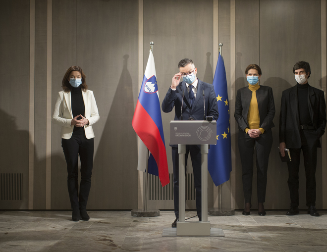 Predstavniki opozicijskih strank Alenka Bratušek, Luka Mesec, Tanja Fajon in Marjan Šarec se dogovarjajo o sodelovanju po volitvah. FOTO: Jure Eržen/Delo