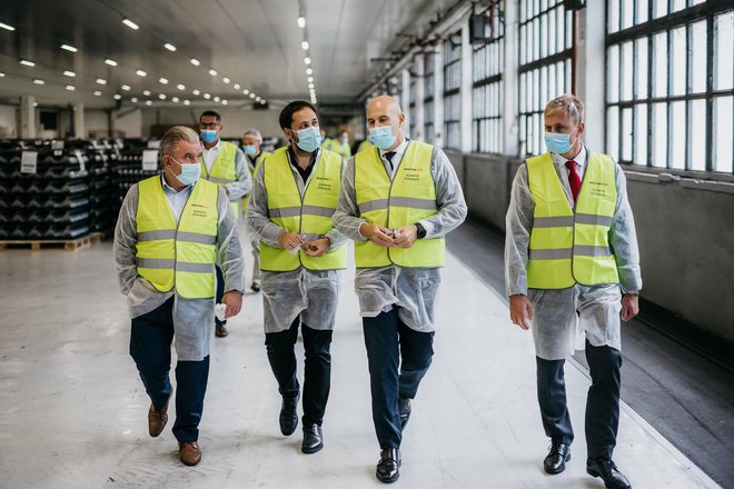 V novi kisikarni Steklarne Hrastnik, od leve: Andrej Vizjak, župan Hrastnika Marko Funkl, Peter Čas in Jernej Salecl. FOTO: Arhiv SH