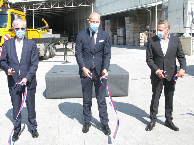 Stefan Messer (levo), Peter Čas in Jernej Salecl (desno) odpirajo novo tovarno kisika v Steklarni Hrastnik. FOTO: Polona Malovrh