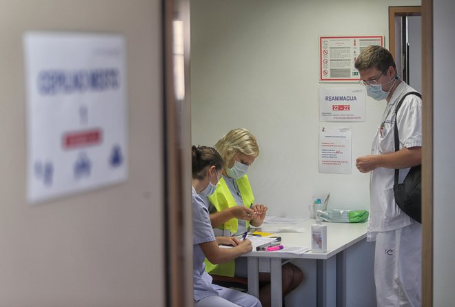 Cepljenje zdravstvenih delavcev v UKC Ljubljana. FOTO: Blaž Samec/Delo