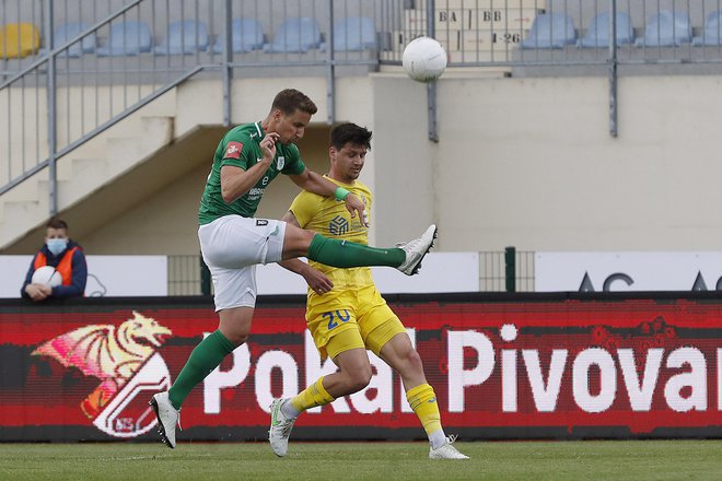 Olimpija in Domžale sta v Stožicah izpeljala že veliko atraktivnih tekem. Zeleno-beli Uroš Korun, nekdaj tudi član Domžalčanov, in rumeni Sven Šoštarič Karić sta stebra obrambe. FOTO: Leon Vidic/Delo