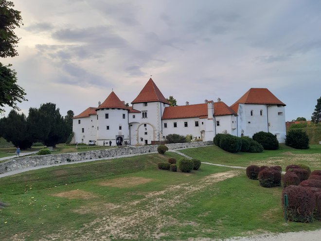 Na obrobju starega dela Varaždina je čudovito ohranjen in obnovljen srednjeveški grad. FOTO: Mitja Felc/Delo