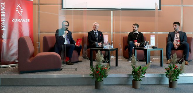 Tine Kračun (prvi z leve), prof. dr. Tadej Battelino,&nbsp; dr. Jure Vajs in Alen Pavlec. FOTO: Blaž Samec/Delo