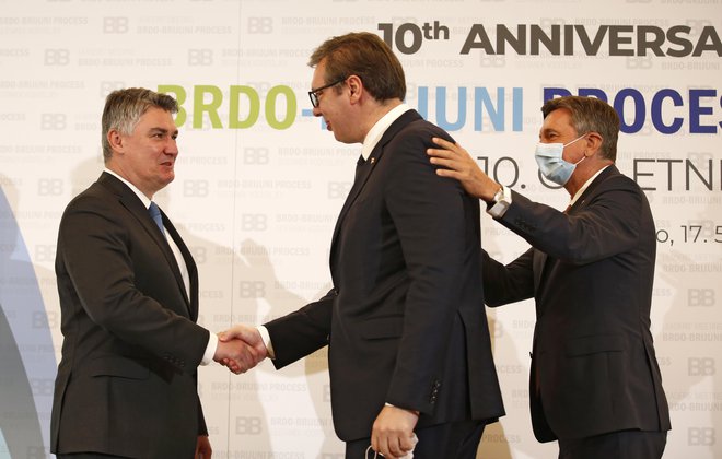 Sredi maja sta si Zoran Milanović in Aleksandar Vučić na srečanju voditeljev pobude Brdo-Brioni celo segla v roke. Čez dva meseca so sledile medsebojne obtožbe. FOTO: Matej Družnik/Delo