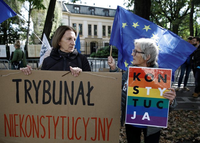 Protestniki so se danes spet zbrali pred poljskim ustavnim sodiščem, ki ponovno ni odločalo o tem, ali je domače pravo podrejeno evropskemu. FOTO: Kacper Pempel/Reuters