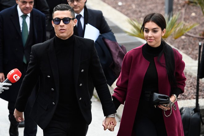 Cristiano Ronaldo (v družbi Georgine Rodriguez) že v času igralske kariere išče poslovne priložnosti. FOTO: Pierre-Philippe Marcou/AFP